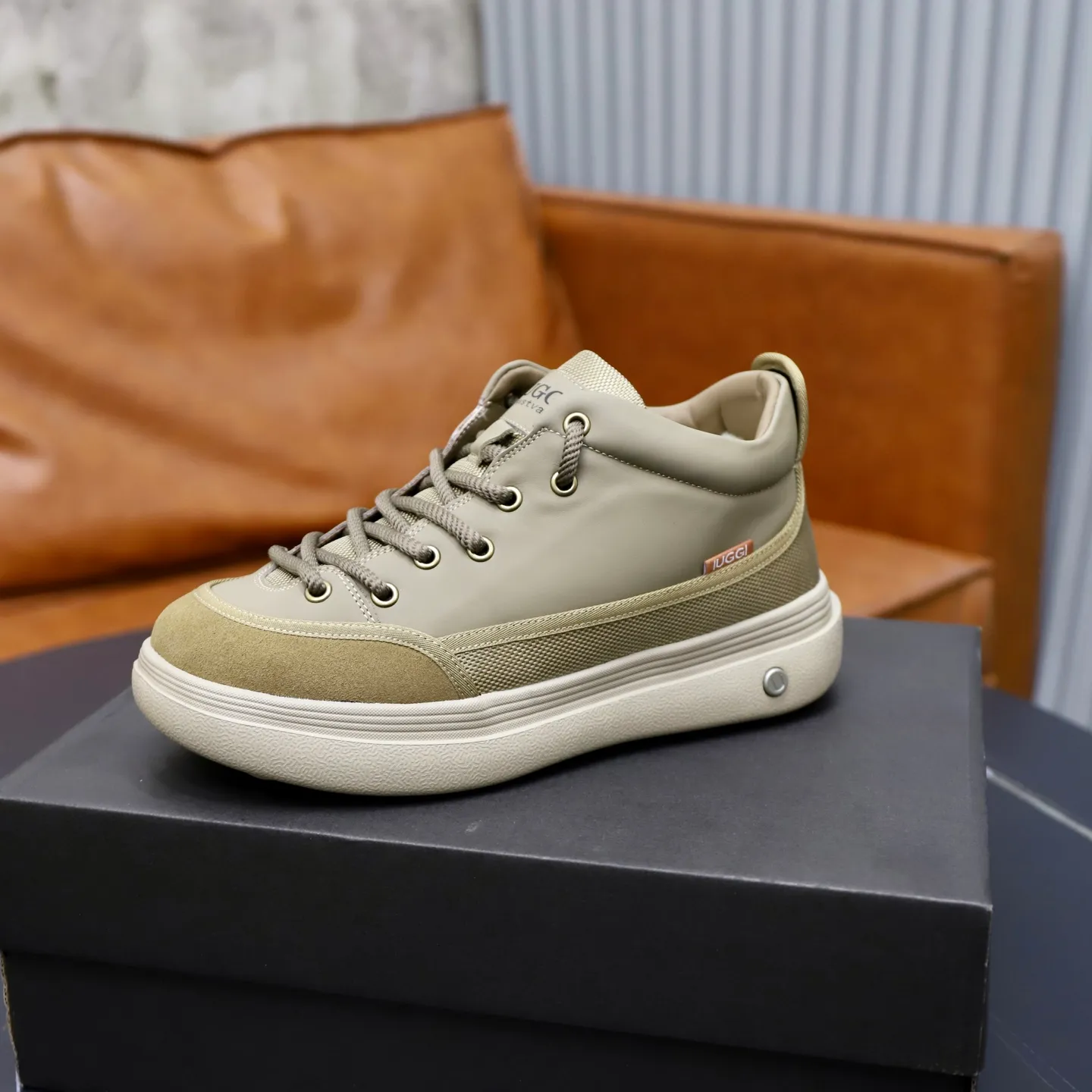 Ex-factory price: 660💰Thick wool imported from Australia Brand: UGG genuine purchase Size: 39-44 Grade: Official website 1:1 Material: First layer of genuine leather waterproof and antifreeze upper Real wool lining Original non-slip soft wear-resistant outsole Style category: Men's casual shoes Trendy style Comfortable on the feet Color: Official website color synchronization